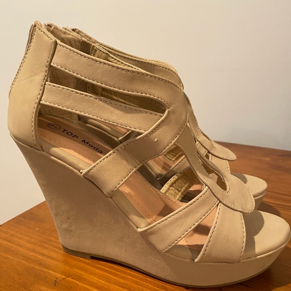 Women’s nude wedges